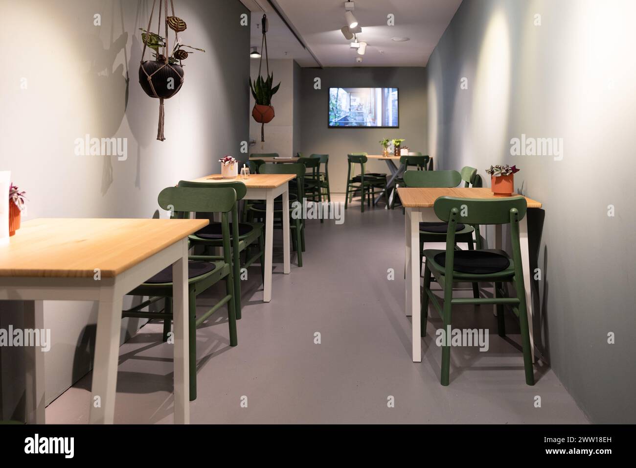 München, Deutschland. März 2024. Laden bei der Eröffnung des Future Retail Store Urban Gardeners by Kiefl in der Stadthalle in München, Deutschland am 20. März 2024. (Foto: Alexander Pohl/SIPA USA) Credit: SIPA USA/Alamy Live News Stockfoto