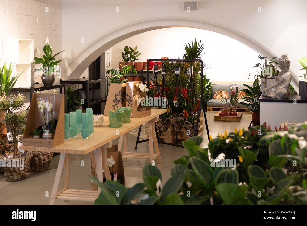 München, Deutschland. März 2024. Laden bei der Eröffnung des Future Retail Store Urban Gardeners by Kiefl in der Stadthalle in München, Deutschland am 20. März 2024. (Foto: Alexander Pohl/SIPA USA) Credit: SIPA USA/Alamy Live News Stockfoto