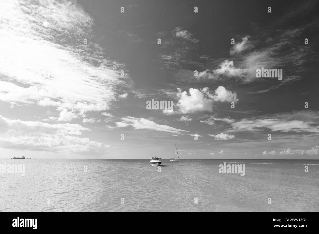 Blick auf Sommerferien Yachting. Sommerferien mit Yacht in Meereslandschaft. Sommerurlaub Yachttour am Meer. Foto des Sommerurlaubs mit der Yacht auf der Stockfoto