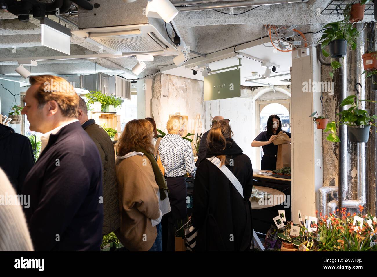 München, Deutschland. März 2024. Laden bei der Eröffnung des Future Retail Store Urban Gardeners by Kiefl in der Stadthalle in München, Deutschland am 20. März 2024. (Foto: Alexander Pohl/SIPA USA) Credit: SIPA USA/Alamy Live News Stockfoto