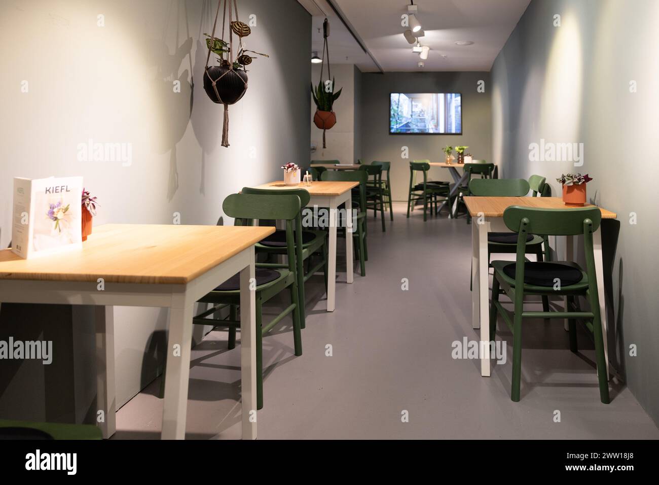 München, Deutschland. März 2024. Laden bei der Eröffnung des Future Retail Store Urban Gardeners by Kiefl in der Stadthalle in München, Deutschland am 20. März 2024. (Foto: Alexander Pohl/SIPA USA) Credit: SIPA USA/Alamy Live News Stockfoto