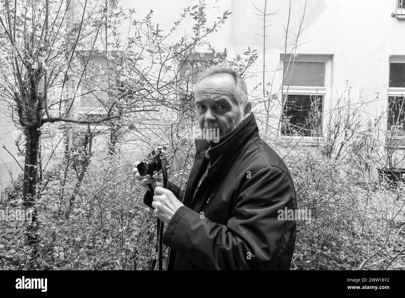 Dalibor Bednar, Fotograf aus Ostrava in Tschechien, mit Sieb Leica in Berlin-Reinickendorf, 17.3.2024 *** Dalibor Bednar, Fotograf aus Ostrava in Tschechien, mit seiner Leica in Berlin Reinickendorf, 17 3 2024 Stockfoto