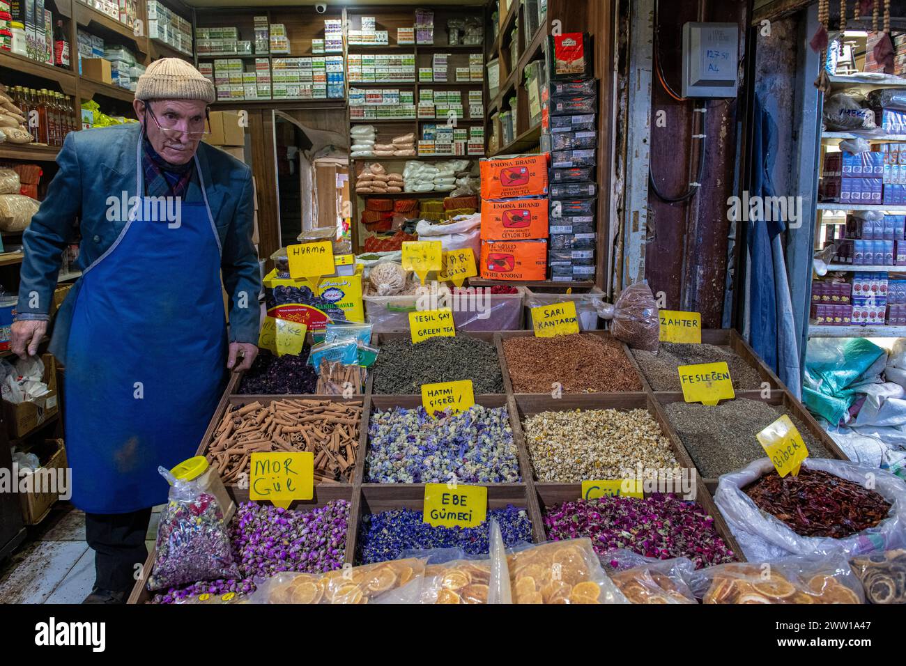 Ein Ladenbesitzer, der in Istanbul arbeitet und seinen Gewürzstand besetzt Stockfoto