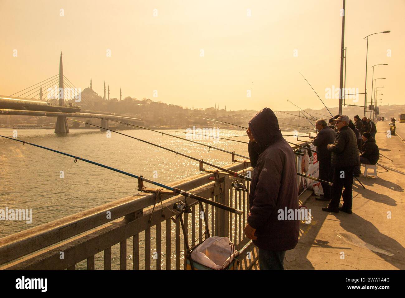 Fischer genießen den Sonnenaufgang in Istanbul an der Galata-Brücke, Türkei Stockfoto