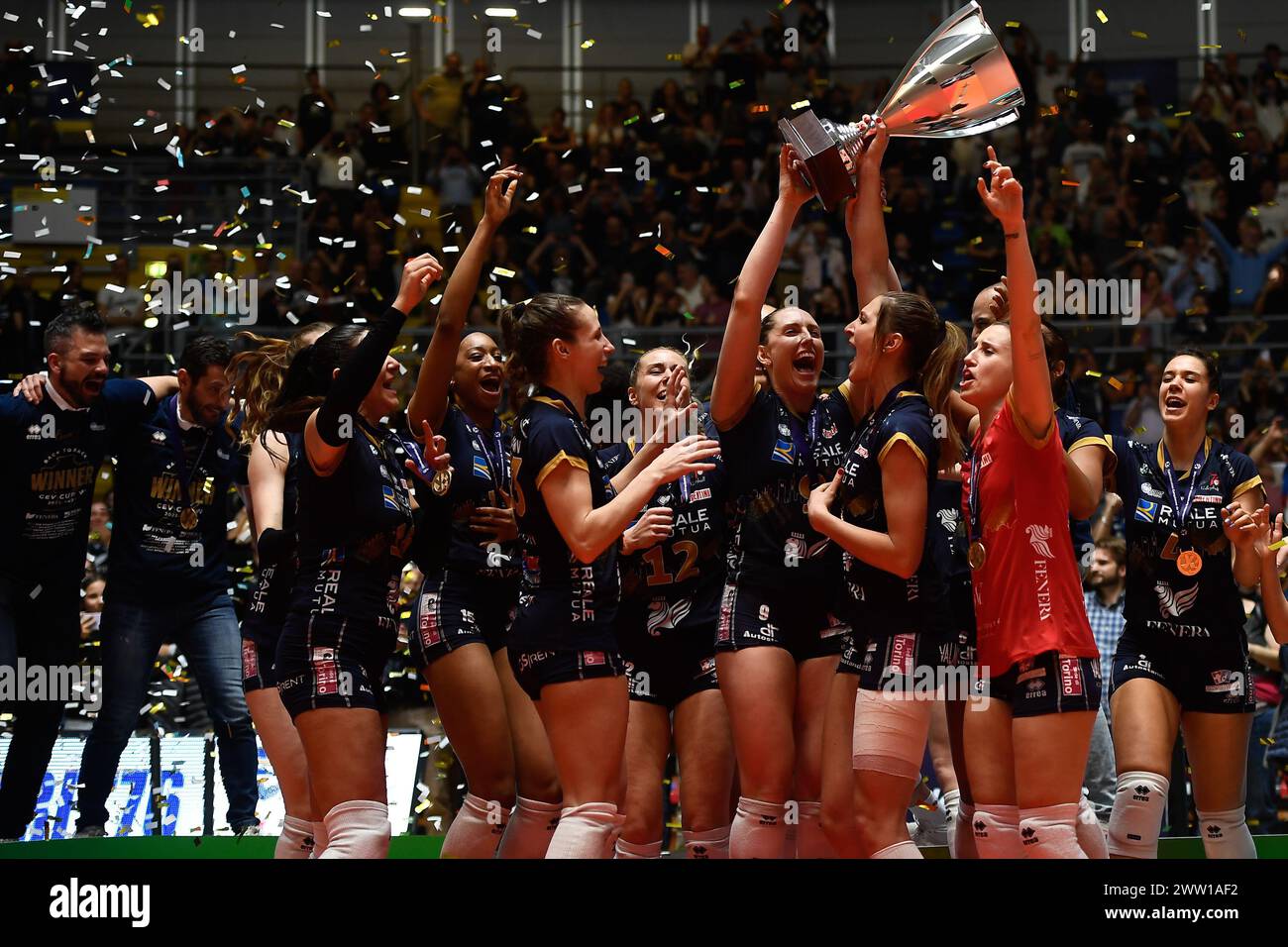 Torino, Italien. März 2024. Chieri '76 feiert den Sieg des CEV Volleyballpokals während des Rückspiels zwischen reale Mutua Fenera Chieri '76 und Viteos Neuchatel UC im Pala Gianni Asti in Turin am Mittwoch, den 20. März 2024. Sport - Volleyball (Foto: Alberto Gandolfo/LaPresse) Credit: LaPresse/Alamy Live News Stockfoto