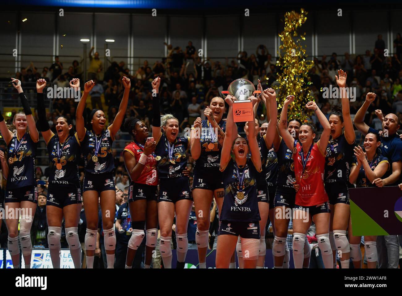 Torino, Italien. März 2024. Chieri '76 feiert den Sieg des CEV Volleyballpokals während des Rückspiels zwischen reale Mutua Fenera Chieri '76 und Viteos Neuchatel UC im Pala Gianni Asti in Turin am Mittwoch, den 20. März 2024. Sport - Volleyball (Foto: Alberto Gandolfo/LaPresse) Credit: LaPresse/Alamy Live News Stockfoto