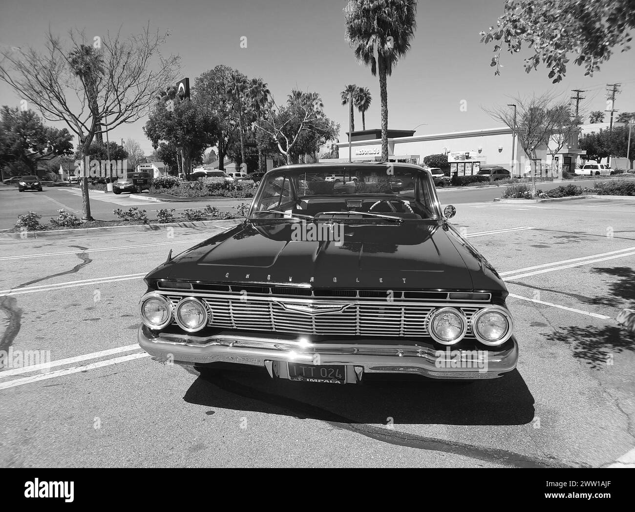 Los Angeles, Kalifornien, USA - 28. März 2021: Red chevrolet Impala Retro Car Frontansicht Stockfoto