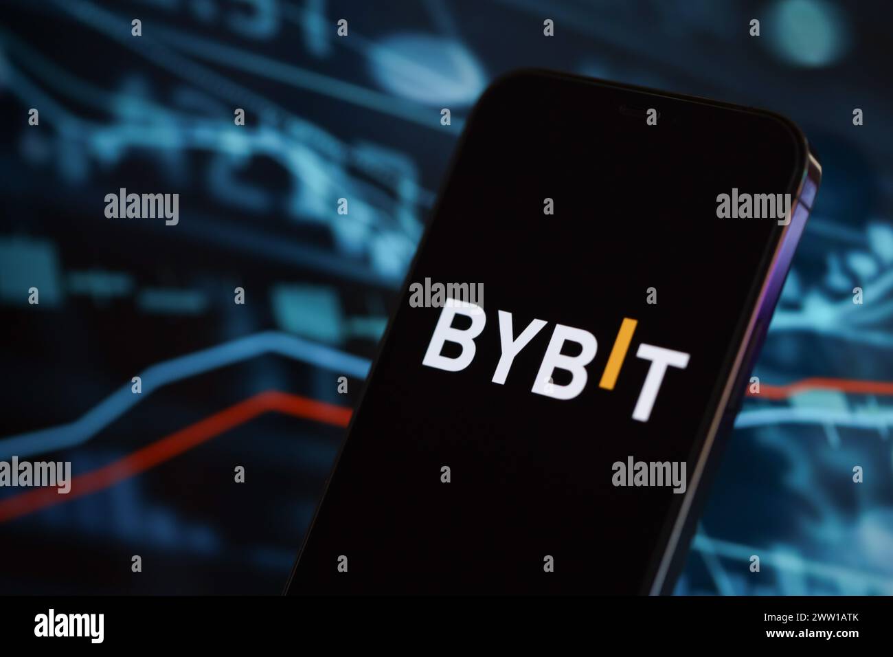 KIEW, UKRAINE - 15. MÄRZ 2024 Bybit-Logo auf dem iPhone-Display und Kryptowährungswertdiagrammen. Portal für den Austausch von Kryptowährungen Stockfoto
