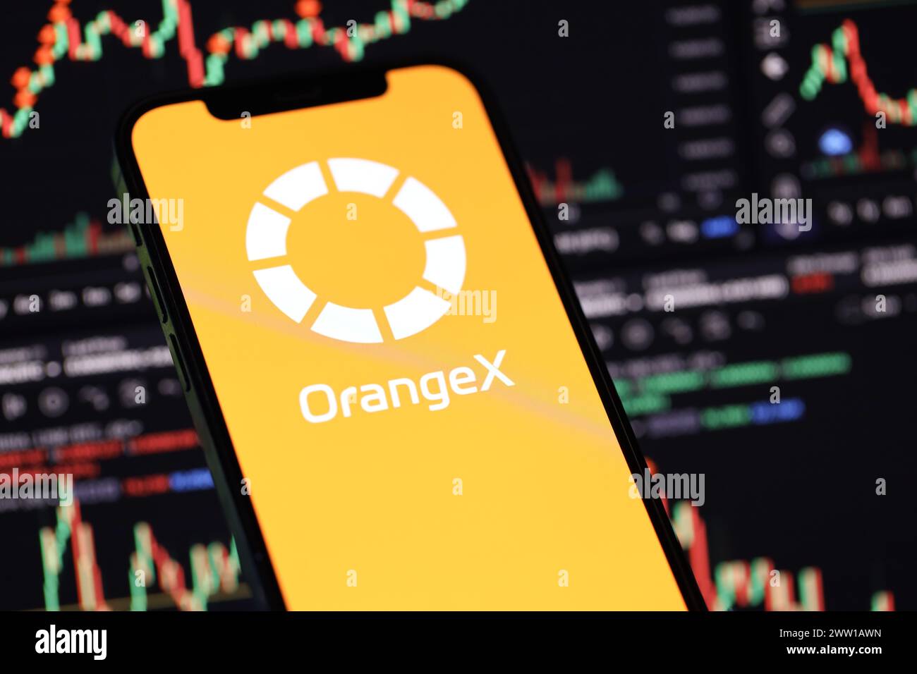 KIEW, UKRAINE - 15. MÄRZ 2024 OrangeX-Logo auf dem iPhone-Display und Wertdiagramme für Kryptowährungen. Portal für den Austausch von Kryptowährungen Stockfoto