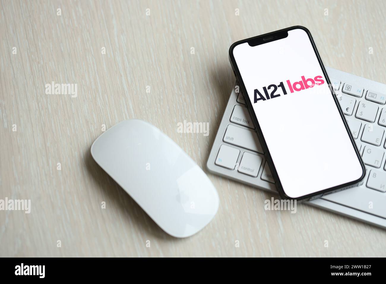 KIEW, UKRAINE - 17. MÄRZ 2024 AI21labs-Logo auf dem iPhone-Display mit Apple-Tastatur und Maus auf dem Tisch. Engine für künstliche Intelligenz Stockfoto