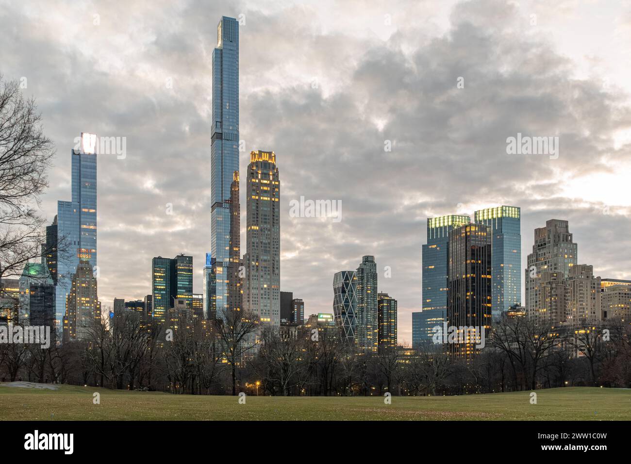 Skyline von Midtown New York vom Central Park aus gesehen in der Dämmerung Stockfoto
