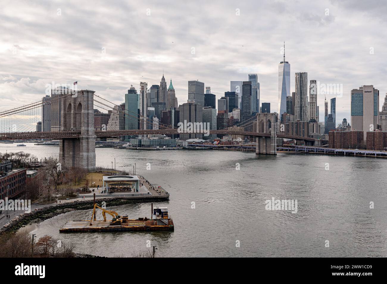 Panoramablick auf Lower Manhattan und Brooklyn Bridge von der Manhattan Bridge aus Stockfoto