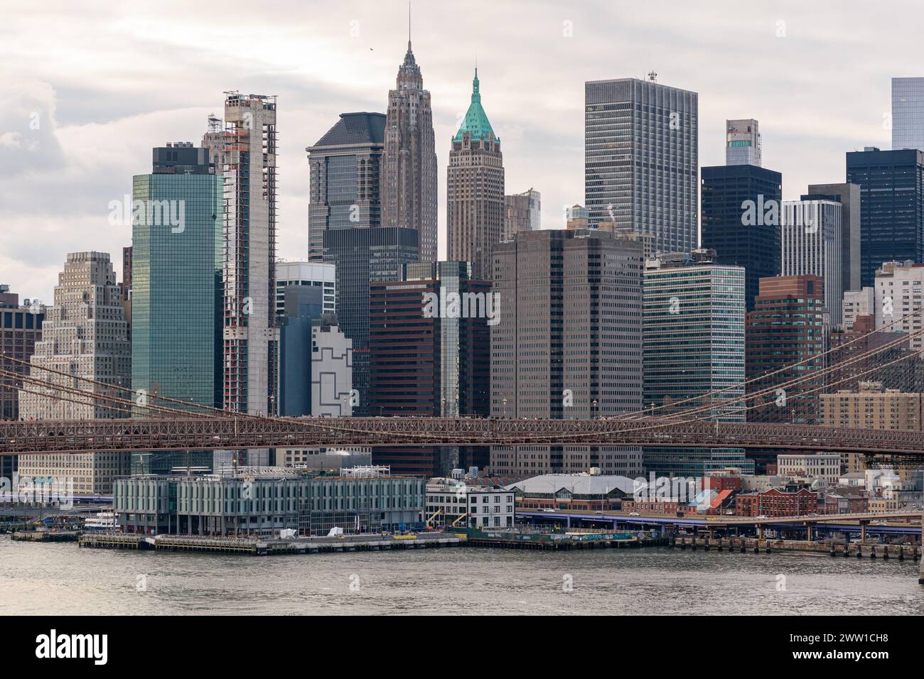 Panoramablick auf Lower Manhattan von der Manhattan Bridge aus Stockfoto