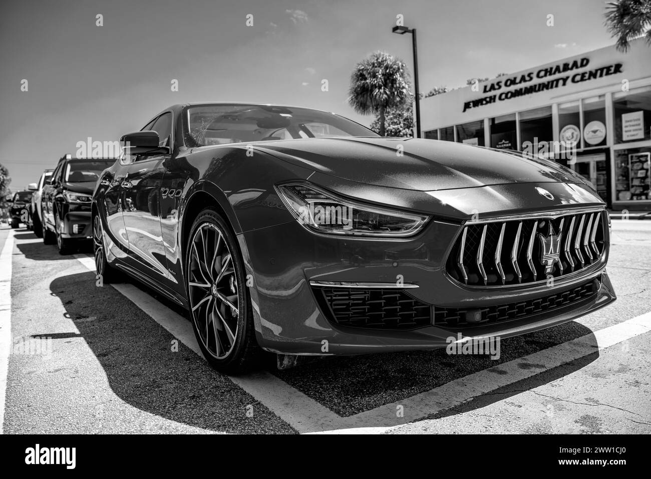 Miami, Florida, USA - 25. März 2023: Red 2016 Maserati Ghibli S Q4 geparktes Auto, Low View Stockfoto