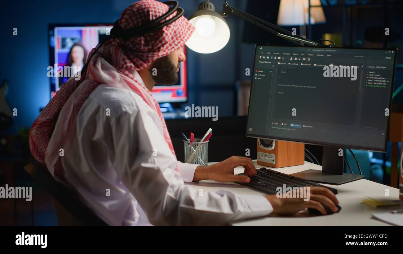 Erfahrener Programmierer, der im Büro Code mit Java-Programmiersprachen auf dem Computerbildschirm schreibt. Entwickler, der an der Behebung von Datenbankfehlern arbeitet, während er von Home aus arbeitet Stockfoto