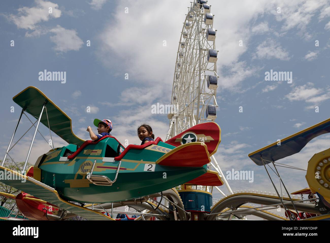 Mexiko-Stadt, Mexiko. März 2024. Während der Einweihung des Parque Urbano Aztlan, der die ehemaligen Vergnügungsparks von La Feria de Chapultepec in der Hauptstadt übernommen hat, wird eine Gruppe von Menschen auf Fahrten gehen. (Foto: Gerardo Vieyra/NurPhoto) Credit: NurPhoto SRL/Alamy Live News Stockfoto