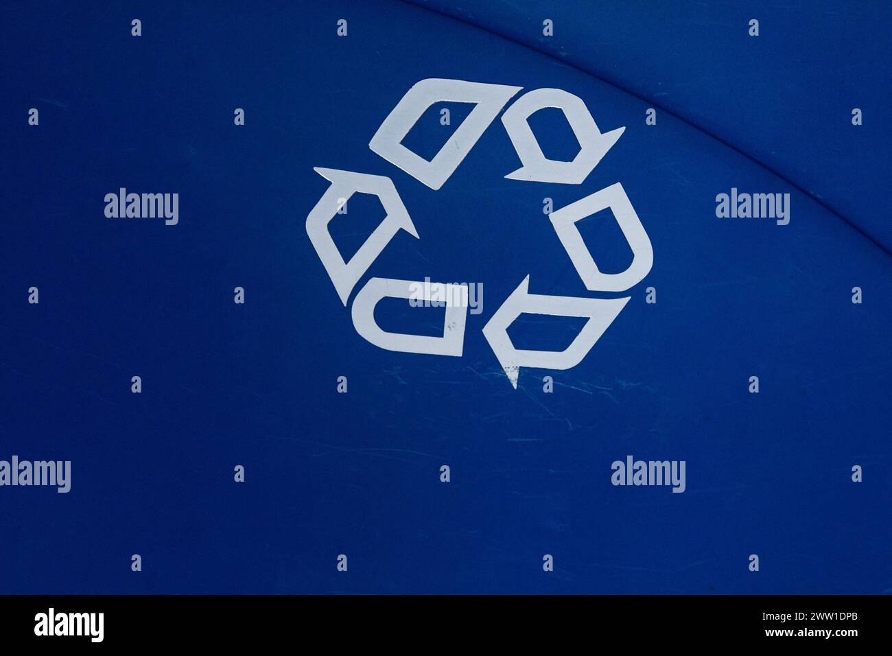 Ein Recycling-Logo (mobius Loop). Wenn sich dieses Logo auf einem Behälter befindet, ist der Inhalt für das Recycling geeignet. Stockfoto