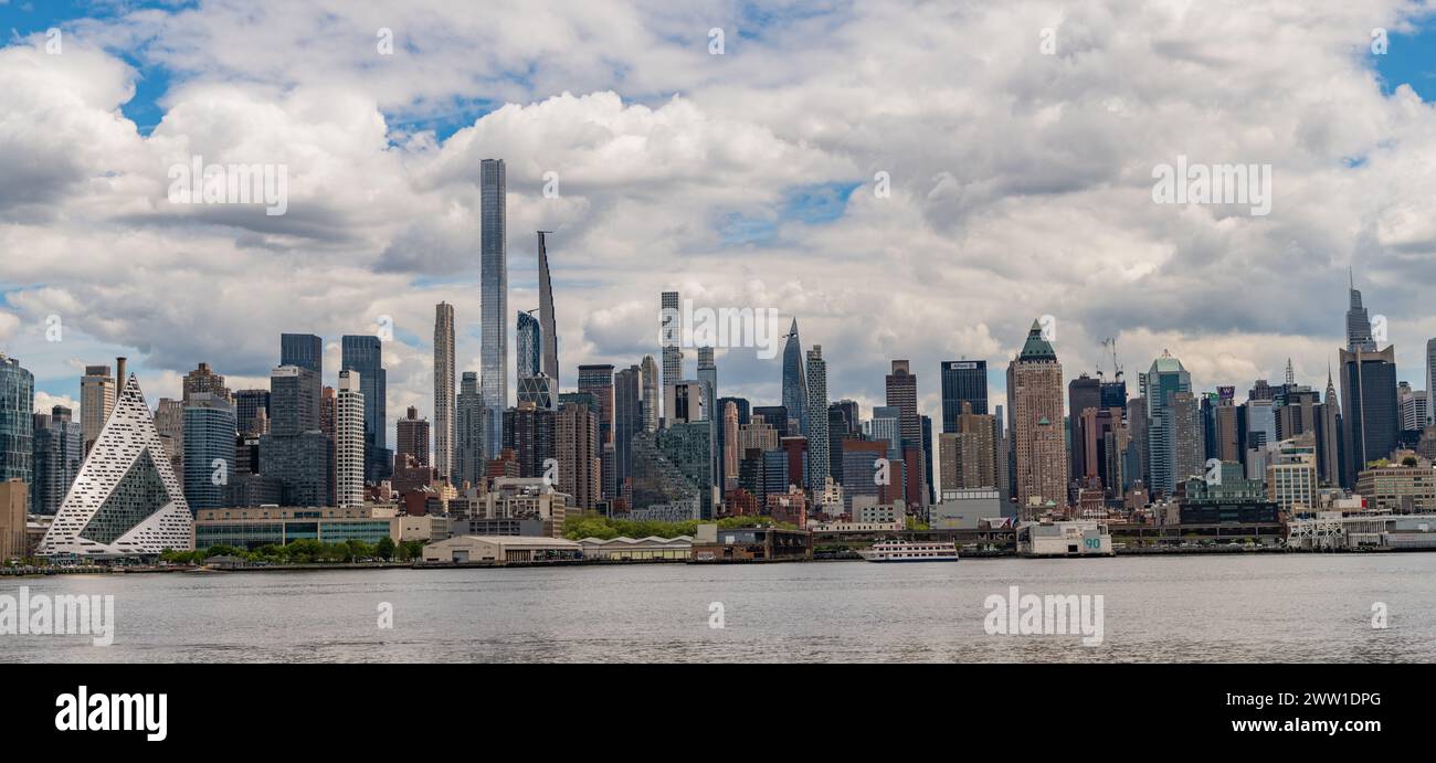 New York City, USA - 5. Mai 2023: Die Stadtlandschaft Manhattans bietet eine einzigartige Mischung aus architektonischen Stilen und der Skyline von nyc. Stockfoto