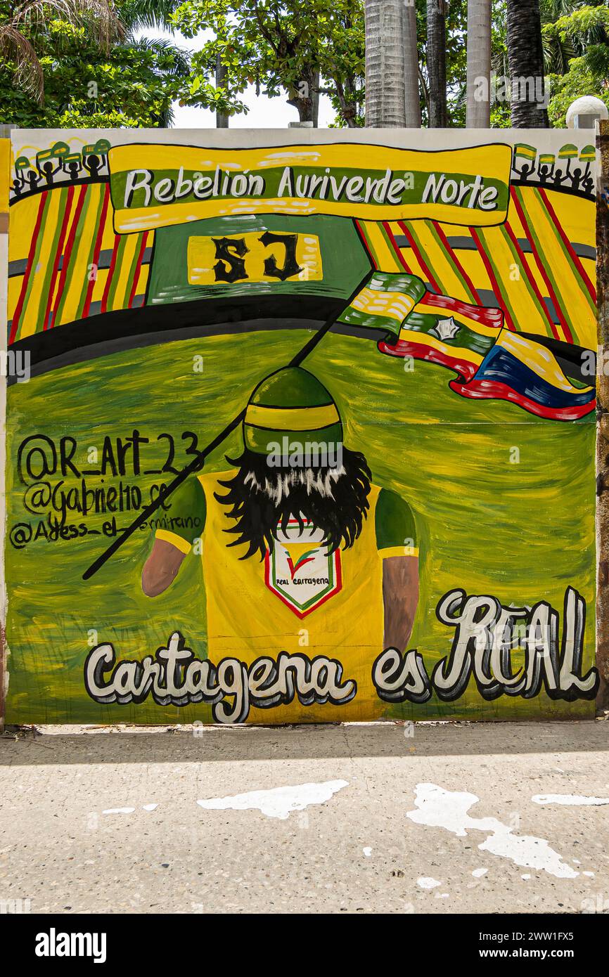 Cartagena, Kolumbien - 25. Juli 2023: Plaza de Bolivar und Park. Graffiti auf der 3. Straße an Bord um den Park herum, Carrera 3A. Farbenfroh mit Schriftzug über Stockfoto