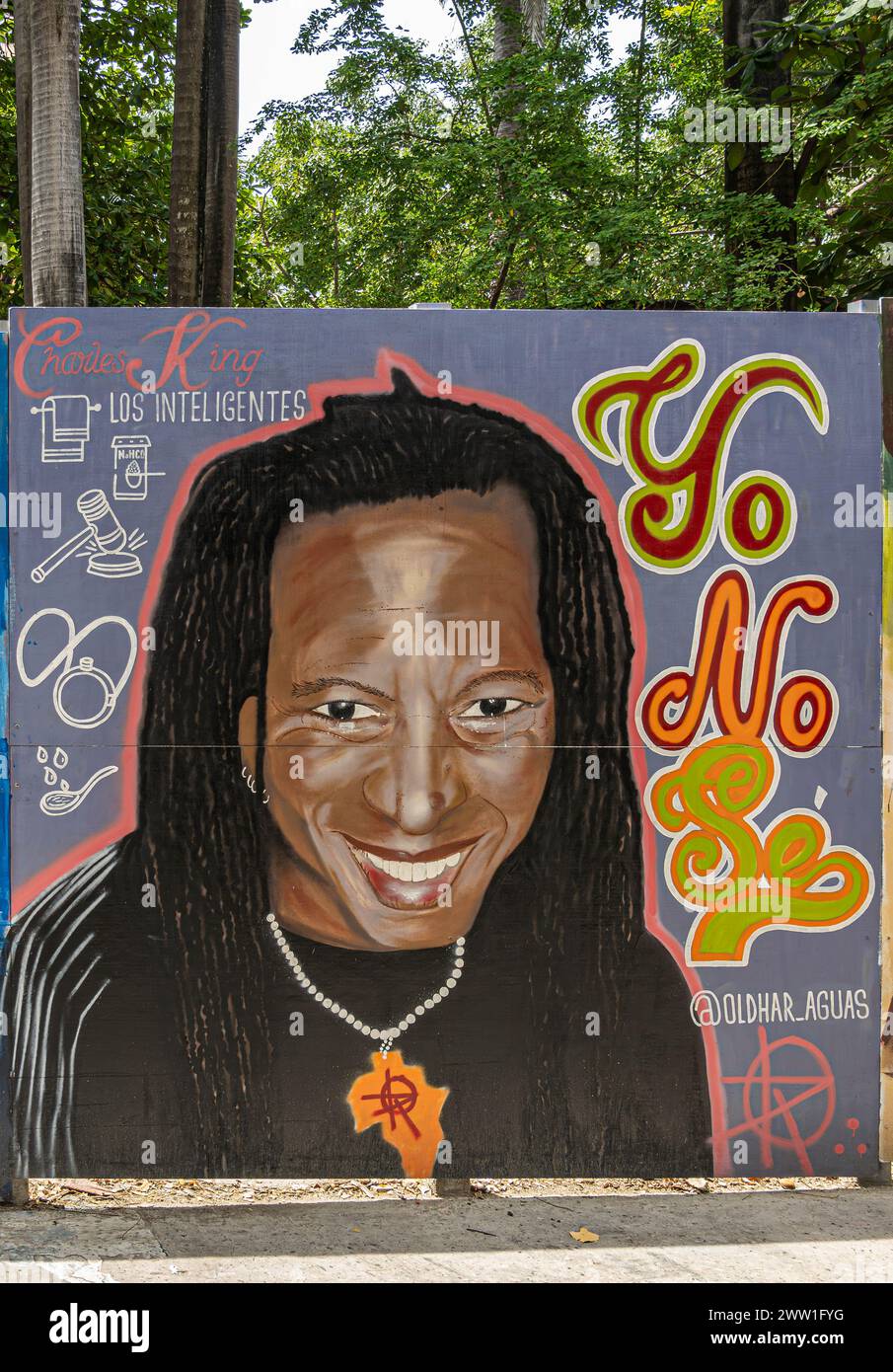 Cartagena, Kolumbien - 25. Juli 2023: Plaza de Bolivar und Park. 6 Street Graffiti an Bord, rund um den Park, Carrera 3A. Charles King, Los inteligen Stockfoto