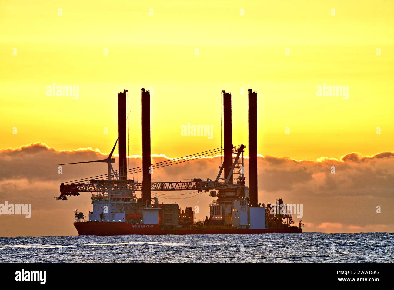 Vole Au Vent Offshore-Versorgungsschiff Jack Up Rig vor Sonnenaufgang in der Nordsee vor Blyth Northumberland mit goldenen Wolken Stockfoto