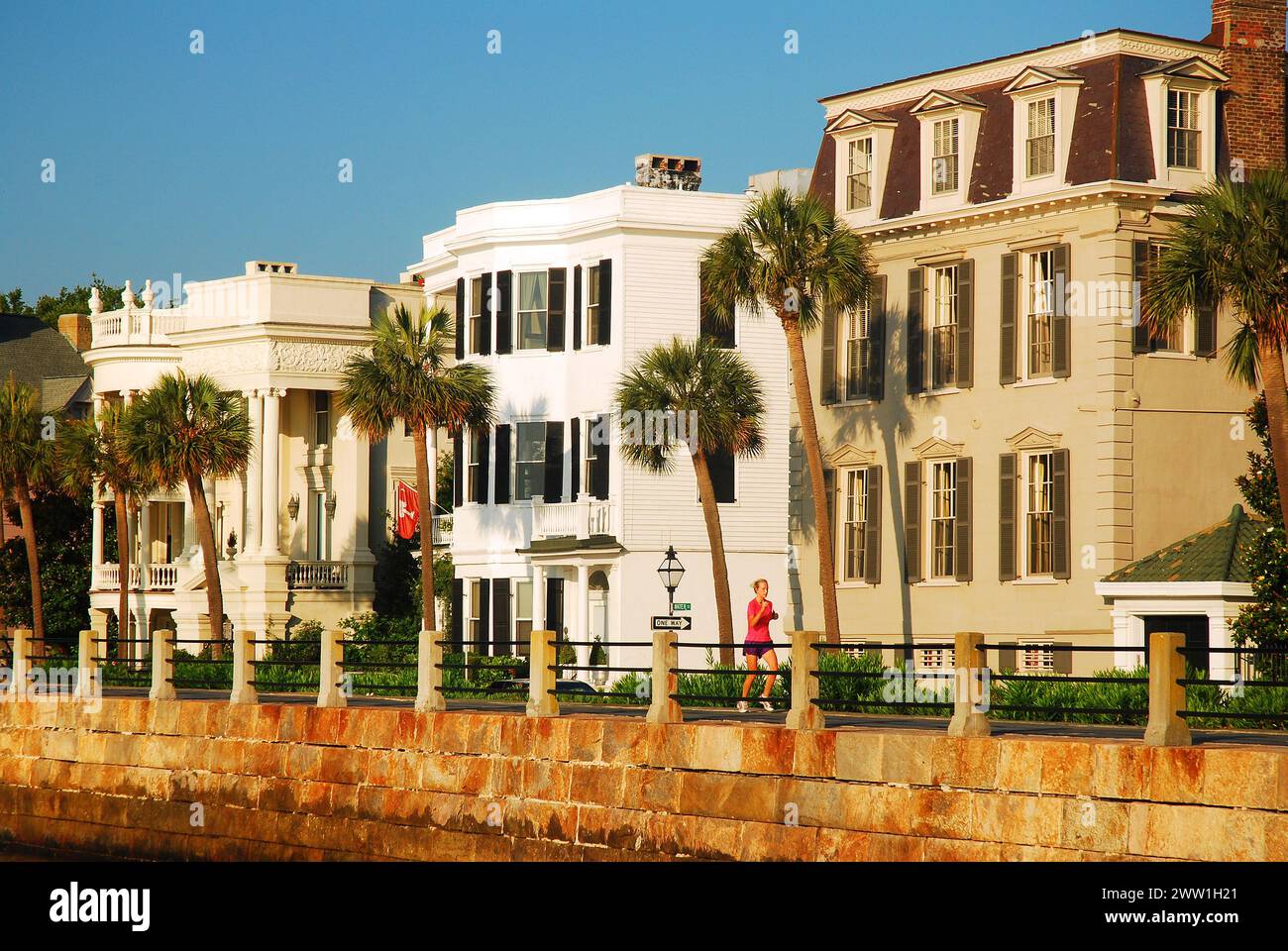 Historische Häuser entlang der East Battery in Charleston, SC Stockfoto