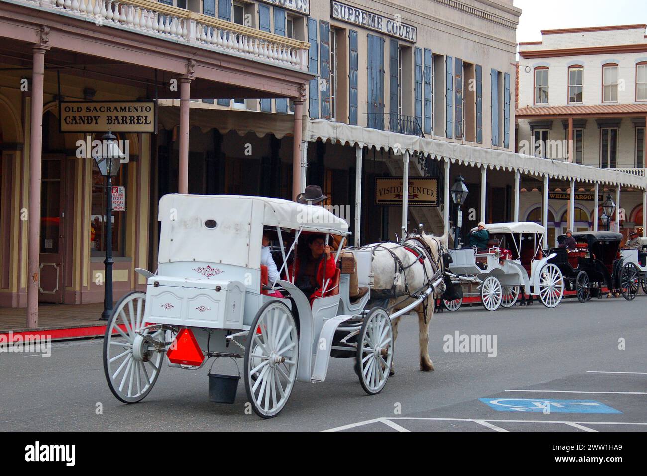 Pferd und Kutsche führt Besucher durch die Altstadt von Sacramento, Kalifornien Stockfoto