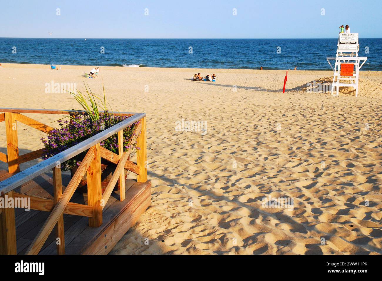 Main Beach in East Hampton, Long Island, ist an einem späten Sommernachmittag fast einsam Stockfoto