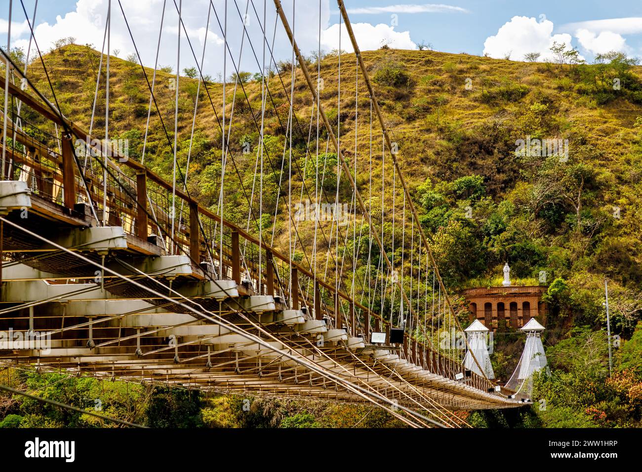 Blick von unten auf die westliche Hängebrücke in Santa Fe de Antioquia, Kolumbien Stockfoto