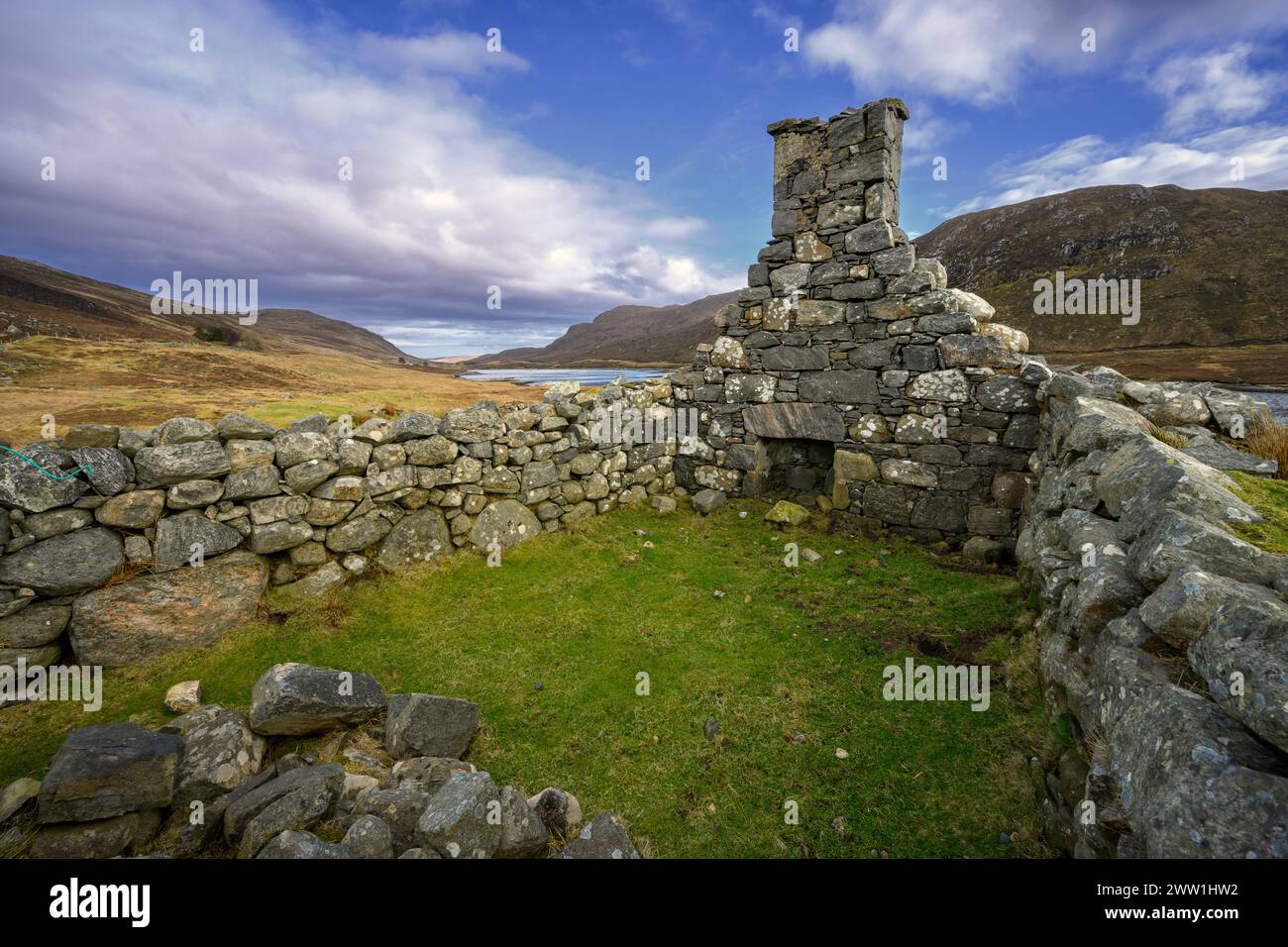 Ruinen eines verlassenen Hauses am Loch Seaforth auf der Isle of Lewis and Harris, Outer Hebriden, Schottland. Stockfoto