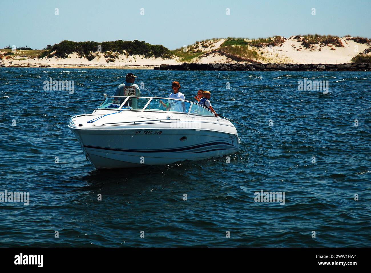 Eine Gruppe von Freunden genießt einen langsamen Tag auf dem Wasser an einem sonnigen Sommerferientag Stockfoto