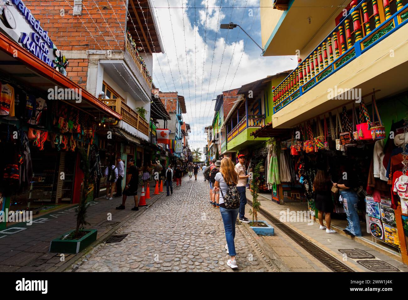 Guatape, Kolumbien - 16. Januar 2023: Spaziergänge entlang der Fußgängerzone voller Geschäfte im Geschäftszentrum der Stadt Stockfoto