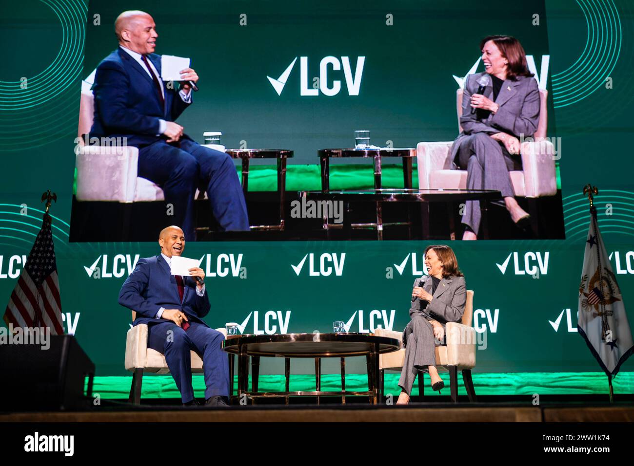 Washington, Usa. März 2024. US-Vizepräsidentin Kamala Harris (R), zusammen mit dem demokratischen Senator aus New Jersey, Cory Booker (L), spricht am Mittwoch, den 20. März 2024, beim jährlichen Capitol-Dinner der League of Conservation Voters in Washington, DC, über die Umweltbilanz der Regierung von Biden. Die Klimaorganisation kündigte am 19. März an, dass sie 120 Millionen US-Dollar ausgeben wird, um Präsident Biden zusammen mit anderen Demokraten bei der Wiederwahl zu unterstützen. Foto: Jim Lo Scalzo/UPI Credit: UPI/Alamy Live News Stockfoto