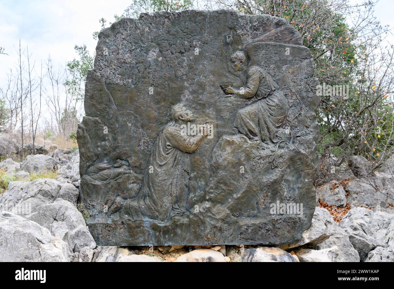 Die Qual Jesu im Garten – das erste schmerzhafte Geheimnis des Rosenkranzes. Eine Reliefskulptur auf dem Berg Podbrdo (der Hügel der Erscheinungen) in Medjugorje. Stockfoto