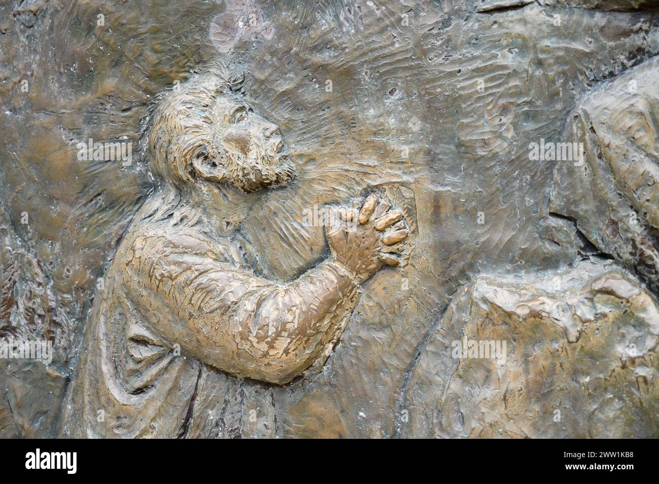 Die Qual Jesu im Garten – das erste schmerzhafte Geheimnis des Rosenkranzes. Eine Reliefskulptur auf dem Berg Podbrdo (der Hügel der Erscheinungen) in Medjugorje. Stockfoto