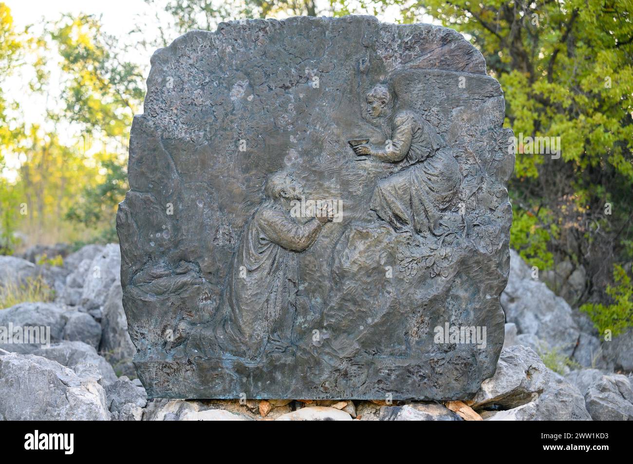 Die Qual Jesu im Garten – das erste schmerzhafte Geheimnis des Rosenkranzes. Eine Reliefskulptur auf dem Berg Podbrdo (der Hügel der Erscheinungen) in Medjugorje. Stockfoto
