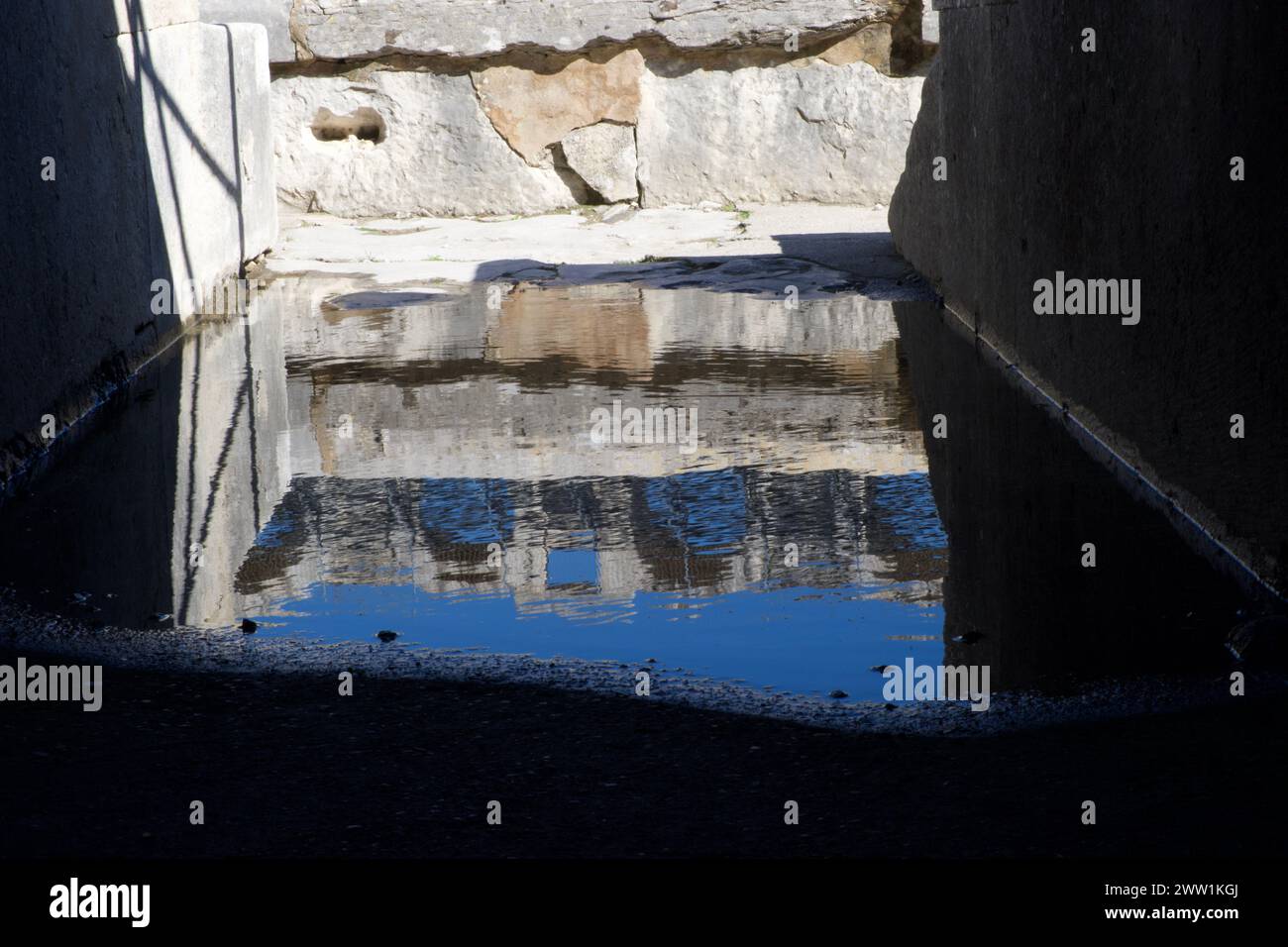 Reflexion der inneren Arkaden des Arles Amphitheaters in einer Pfütze - Arènes d'Arles - ein römisches Amphitheater in Arles Frankreich Stockfoto