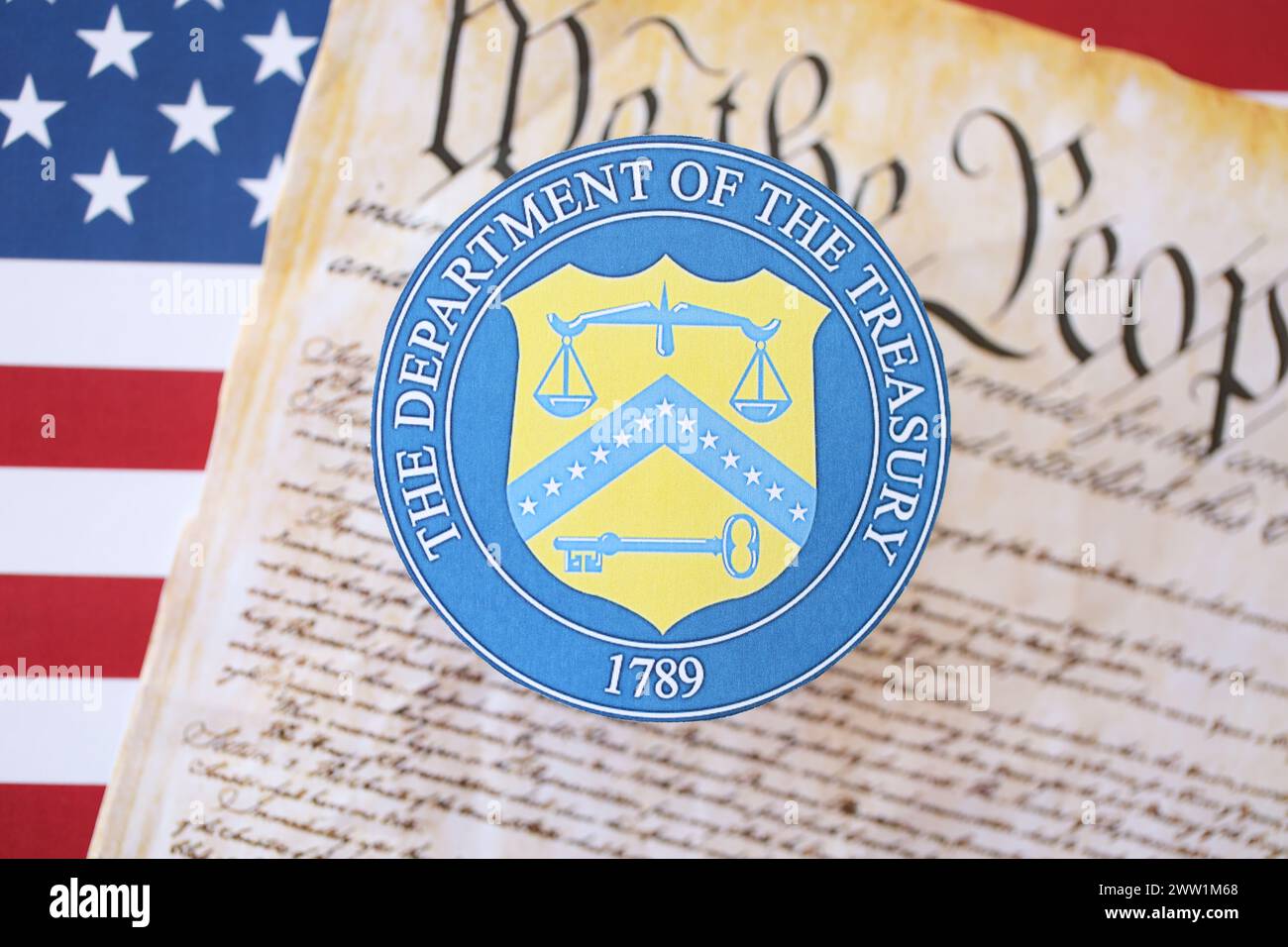 KIEW, UKRAINE - 9. MÄRZ 2024 US das US-Finanzministerium siegelt mit der Verfassung der Vereinigten Staaten auf der Flagge nahe oben Stockfoto