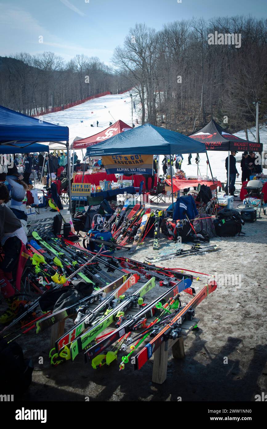 Massachusetts Interscholastic Athletic Association (MIAA) 2024 High School Alpinski jährliche Staatsmeisterschaft Slalom und Giant Slalom im Skigebiet Wachusett Mountain in Princeton, MA. Skier und Zelte der Highschool-Teams am Fuße einer der Rennstrecken am Berg am frühen Morgen im Skigebiet Stockfoto