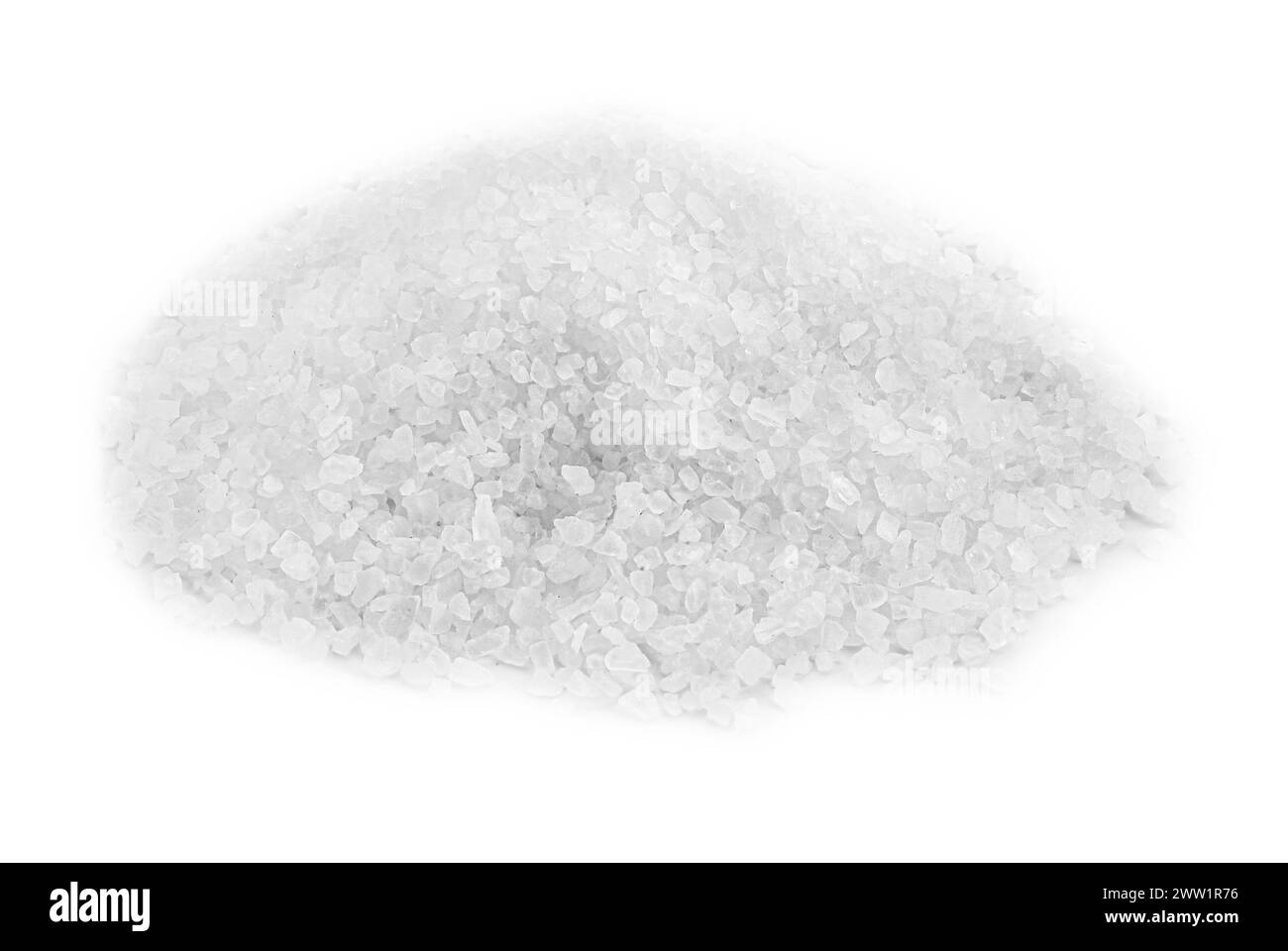 Haufen von natürlichem Salz isoliert auf weiß Stockfoto