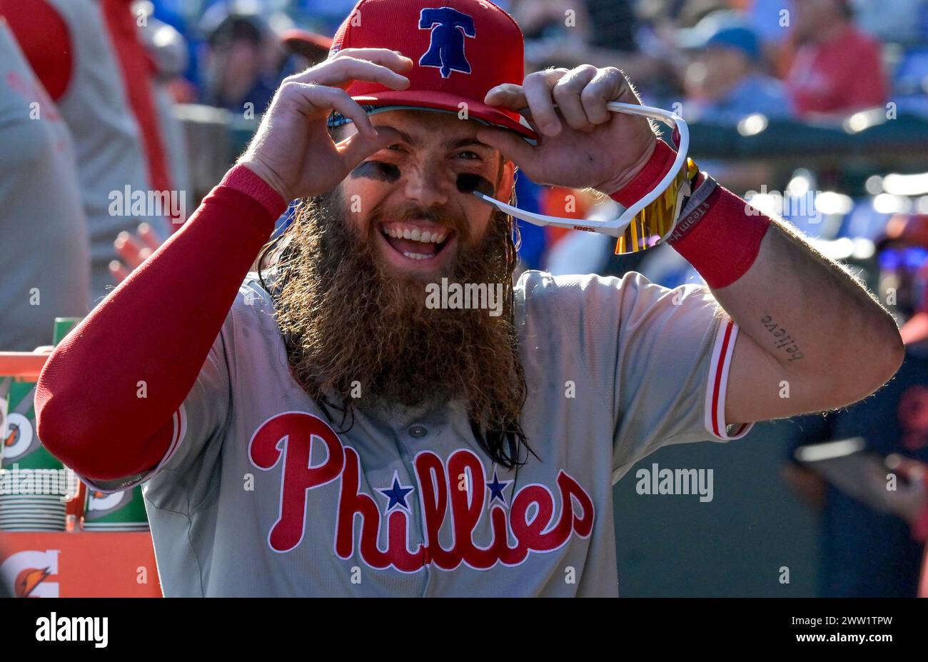 Tampa, Usa. März 2024. Brandon Marsh, Outfielderin von Philadelphia Phillies, macht sich bereit, das Feld zu erobern, bevor er am Mittwoch, den 20. März 2024, in Sarasota, Florida, ein Baseballspiel gegen die Baltimore Orioles im Frühjahr in Angriff nimmt. Foto: Steve Nesius/UPI Credit: UPI/Alamy Live News Stockfoto