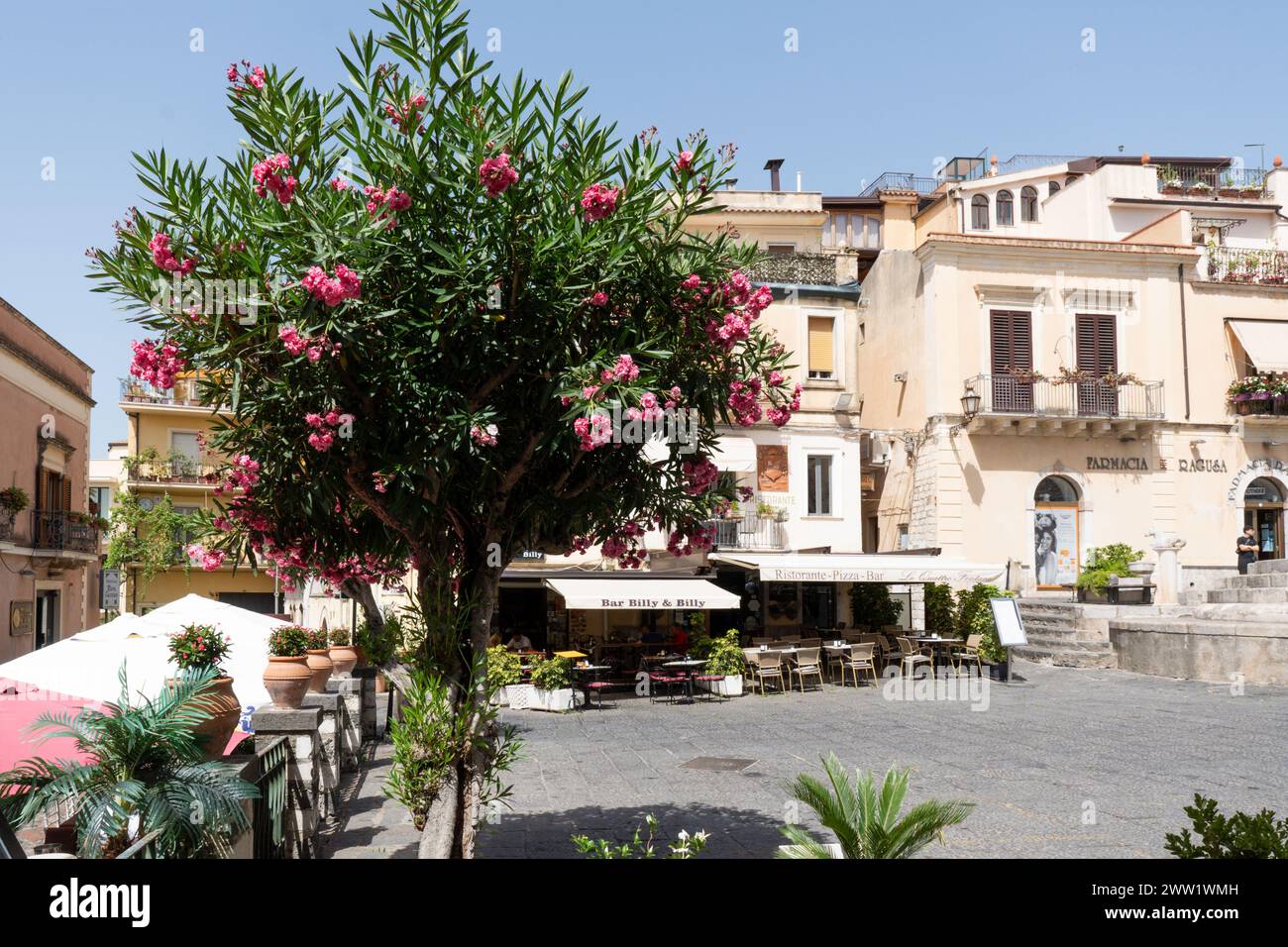 Taormina, Italien - 9. August 2023: Kleiner Platz von Taormina in der Nähe des Hauptplatzes mit Restaurants und Bars Stockfoto