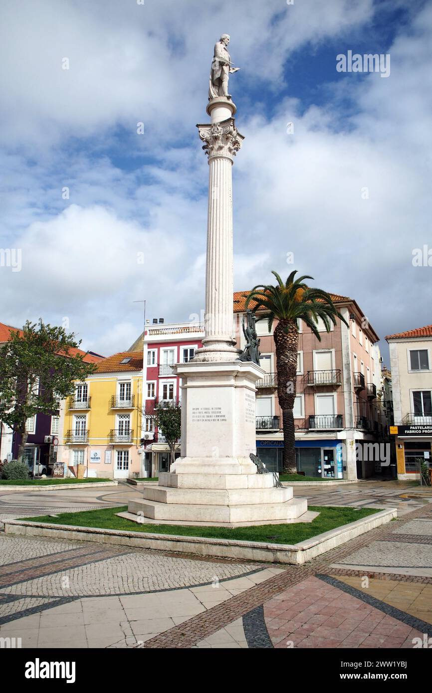 Gedenksäule mit der Statue von Manuel Bocage, portugiesischer klassischer Dichter, gebürtig in Setubal, Portugal Stockfoto