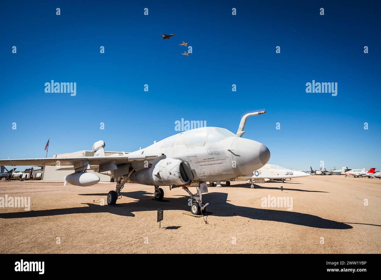 Kampfflugzeuge fliegen über das Pima Air and Space Museum. Tucson Arizona. Stockfoto