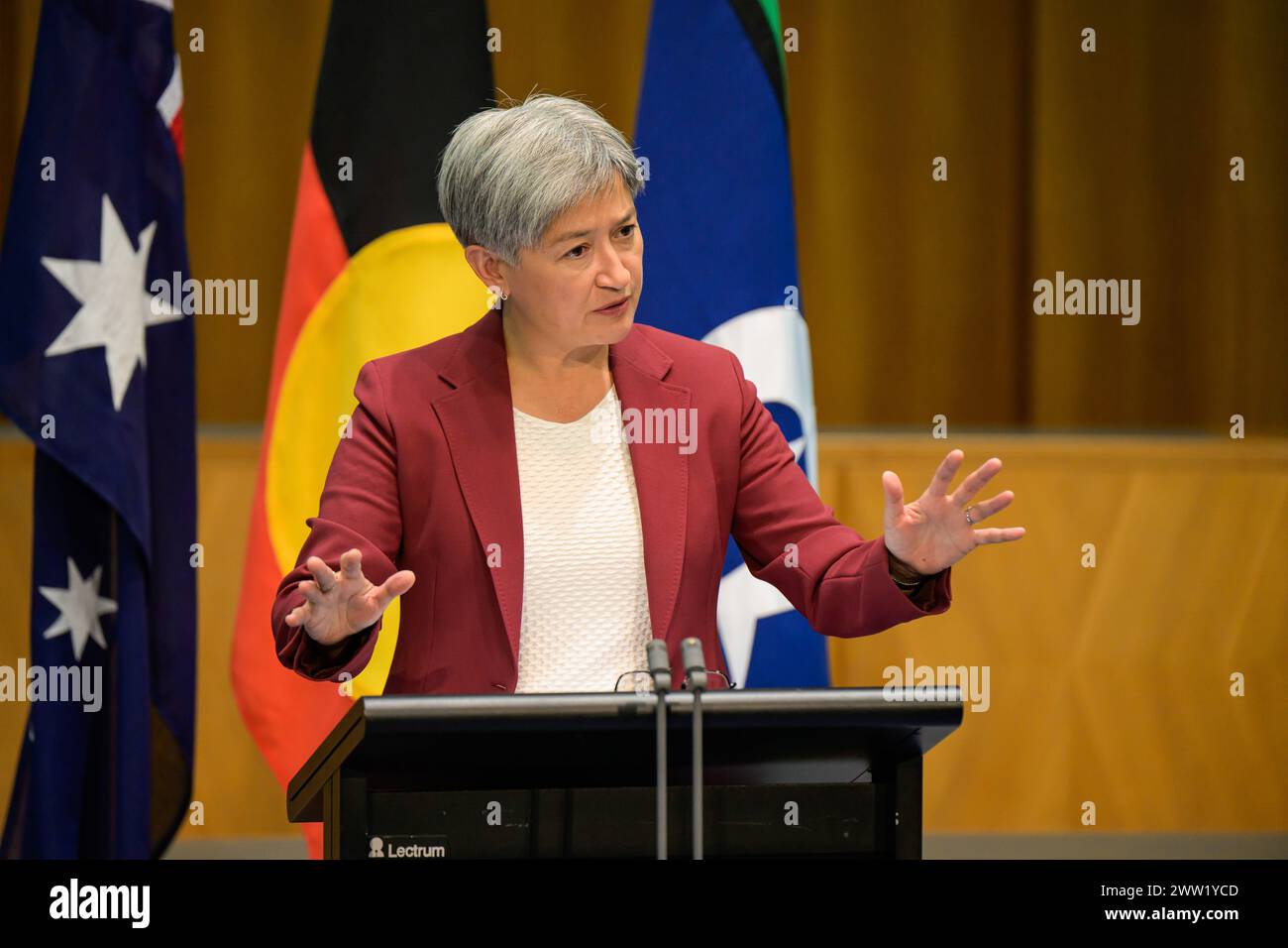 Canberra, Australien. März 2024. Der australische Außenminister Penny Wong spricht während einer Pressekonferenz. Die australische Außenministerin Penny Wong hielt nach ihrem Treffen mit der chinesischen Außenministerin Wang Yi eine Pressekonferenz im Parlamentsgebäude über den Außen- und Strategiedialog zwischen Australien und China ab. Während der Pressekonferenz sprach sie Themen wie Australiens Beziehung zu China, Dr. Yang Hengjun und Australiens Botschafter in den Vereinigten Staaten. Quelle: SOPA Images Limited/Alamy Live News Stockfoto