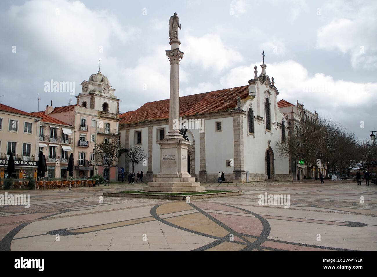 Bocage Square mit Gedenksäule, gekrönt mit der Statue von Manuel Bocage, portugiesischem klassischem Dichter, gebürtig in Setubal, Portugal Stockfoto