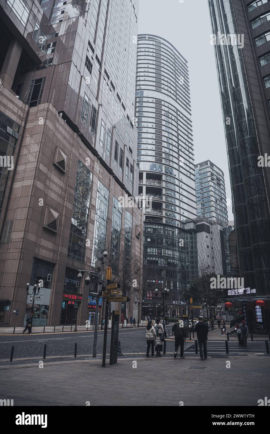 Chongqing, CHINA - 10. Mai 2021 : Dies ist die Jiefangbei Fußgängerzone Chongqing, ein berühmtes Einkaufs- und Reiseziel in der Innenstadt Stockfoto