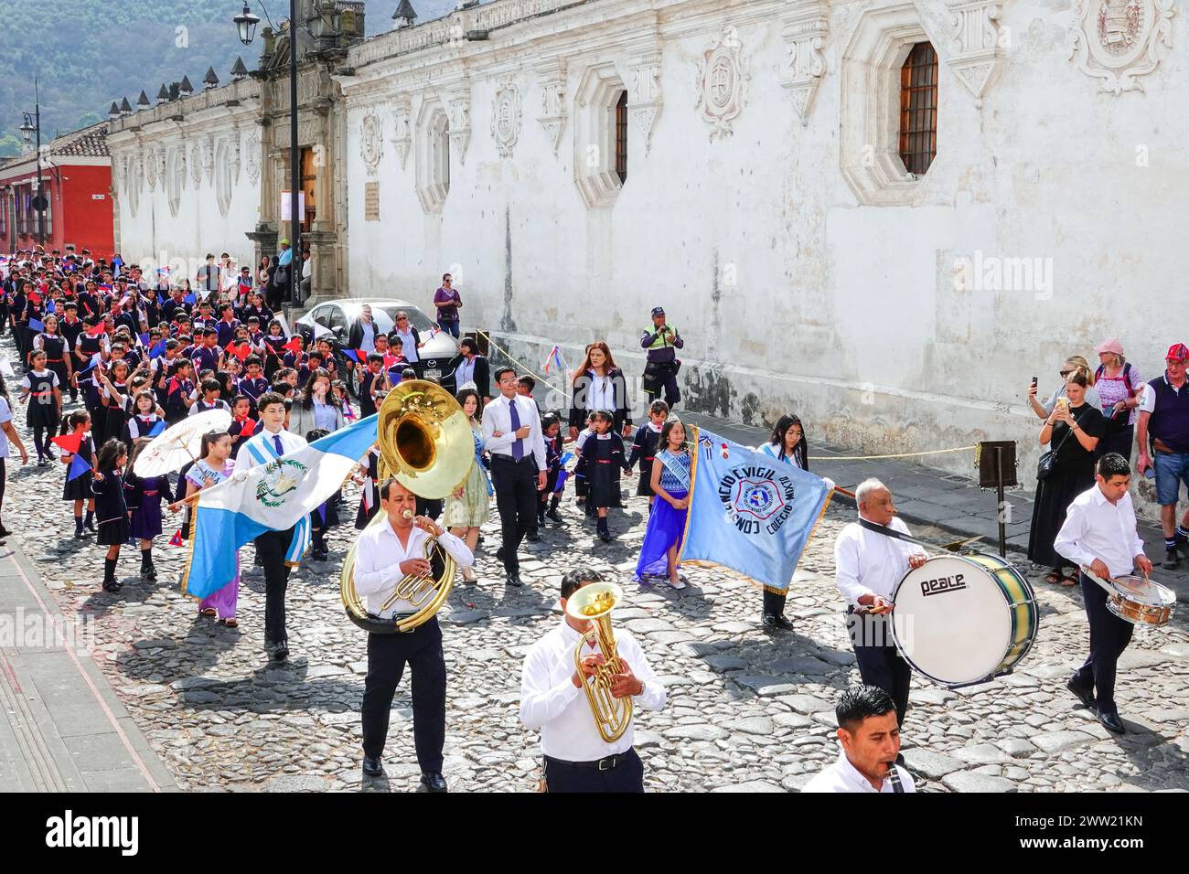 Antigua, Guatemala. März 2024. Die Semana Santa Festival Queen, umgeben von Schulkindern, Paraden durch das historische Zentrum zur Vorbereitung der heiligen Woche am 20. März 2024 in Antigua, Guatemala. Die opulenten Prozessionen, detailgetreuen Alfombras und jahrhundertealten Traditionen ziehen mehr als 1 Million Menschen in die alte Hauptstadt. Quelle: Richard Ellis/Richard Ellis/Alamy Live News Stockfoto