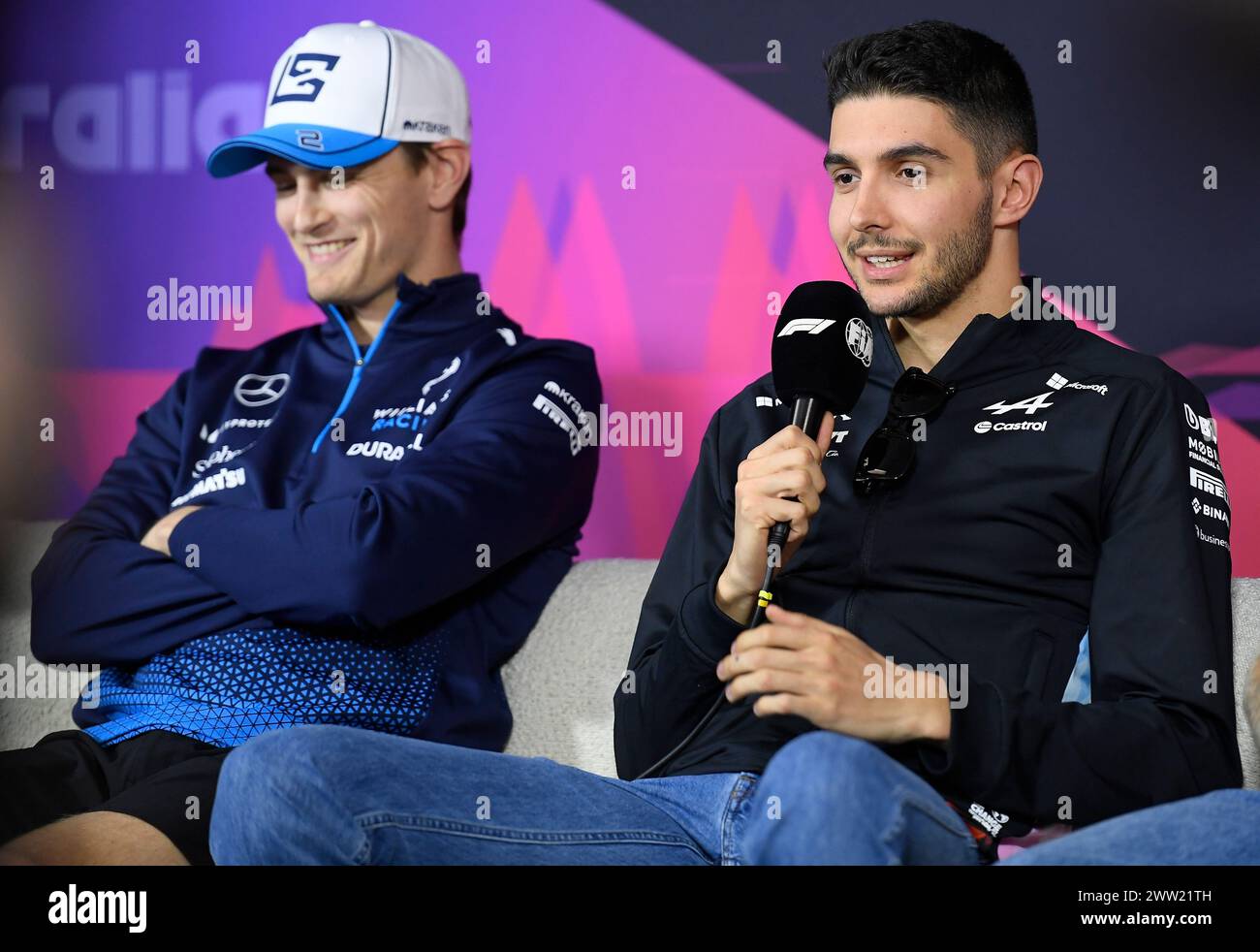 MELBOURNE, AUSTRALIEN, 25. Februar 2024. 31 Esteban Ocon (FRA) BWT Alpine F1 Team (rechts) und 02 Logan Sargeant (USA) (rechts) Williams Racing bei der Driver Press Conference am Donnerstag für die FIA Formel 1 Rolex Australian Grand Prix 2024 3. Runde vom 22. Bis 24. März auf dem Albert Park Street Circuit in Melbourne, Australien. Quelle: Karl Phillipson/Alamy Live News Stockfoto