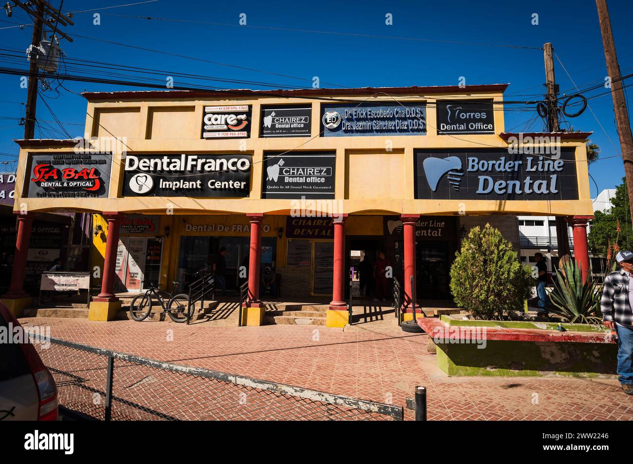Zahnarztpraxen, Apotheken und Optiker auf der Straße von Los Algodones Mexico, bekannt als Molar City. Stockfoto